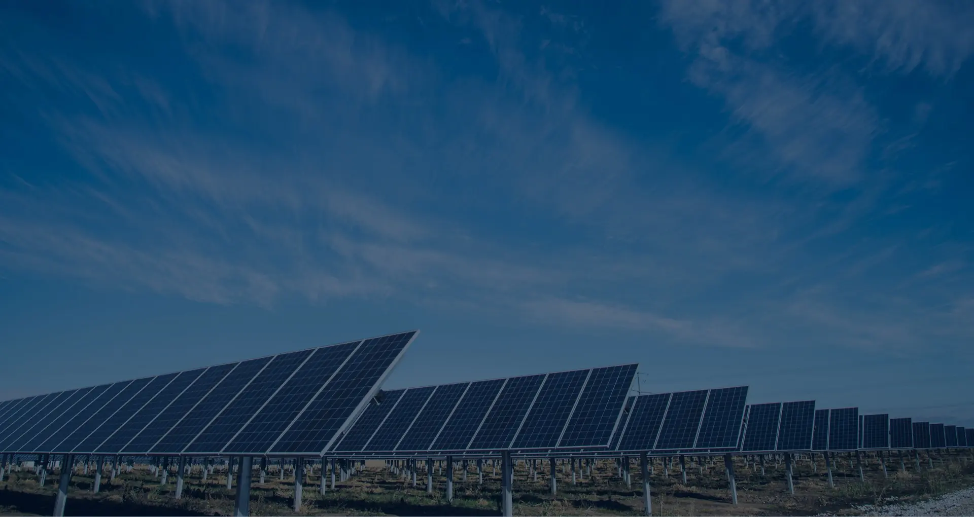 Foto de una instalación solar residencial en Veracruz, con cielo azul y vegetación.