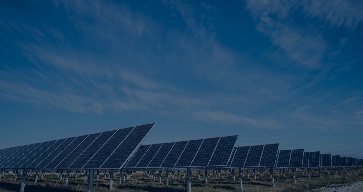 Técnico de Solarver con casco y equipo de seguridad instalando paneles solares sobre una azotea.